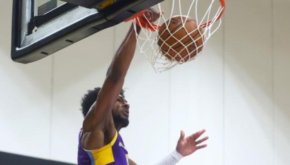 布朗尼轰31分隔扣2米11中锋，詹皇：年轻的国王起飞